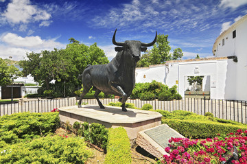 西班牙隆达斗牛场的公牛雕像