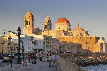 西班牙加的斯港口墙壁和大教堂