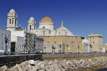 加迪斯大教堂的海滨长廊