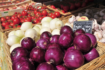 法国尼斯农民市场洋葱和西红柿