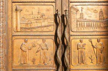 维尔纽斯大学图书馆的一个青铜门