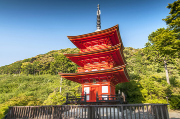 京都清水寺内的红色塔