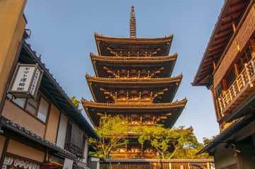 日本京都的八坂塔和街道