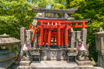 京都伏见稻荷大社神社的狐狸神社