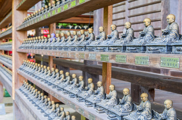 日本广岛寺庙内的微型佛像
