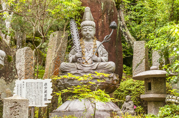 日本宫岛大寺内的佛像