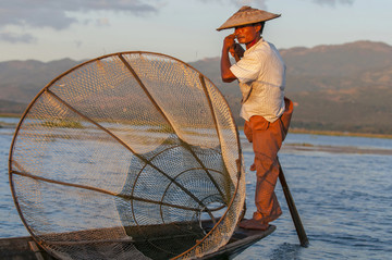 在缅甸茵莱湖捕鱼的传统渔民
