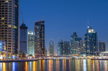 迪拜码头市中心的夜景和摩天大楼