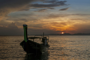 日落时分的长尾巴渔船