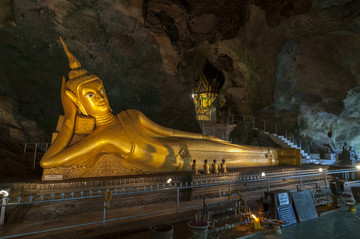在洞穴寺佛的金色雕像