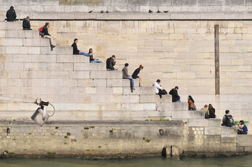 巴黎塞纳河畔的人群