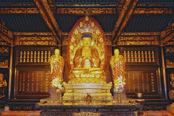 金色的佛像和大慈恩寺的两位僧人