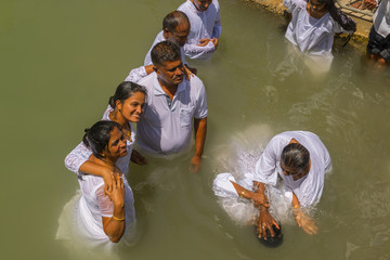 朝拜者在约旦河施洗
