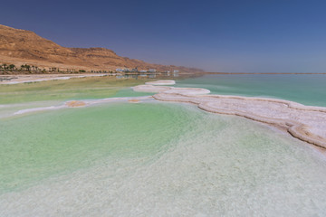 以色列死海岸边的度假区盐湖