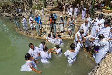 朝拜者在约旦河施洗