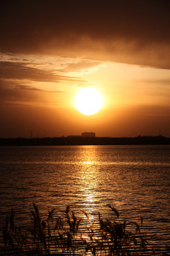 湖 江 日落