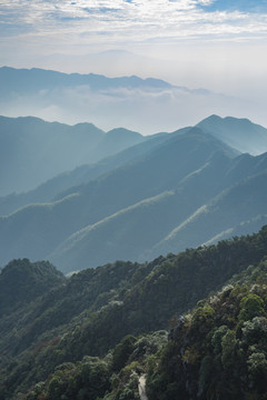 崇山峻岭