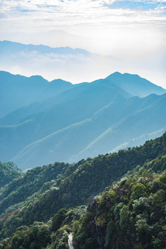 崇山峻岭