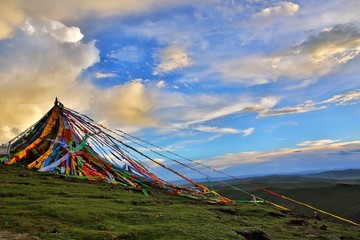 经幡飘舞夕阳下