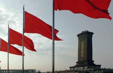 天安门广场红旗下人民英雄纪念碑