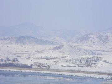 韩国板门店远眺朝鲜农村雪景