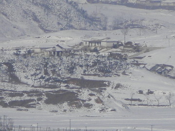 韩国板门店远眺朝鲜农村雪景