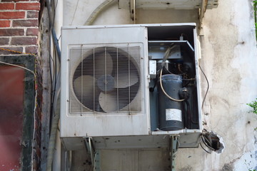 损坏的空调室外机