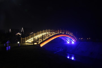 木拱桥夜景