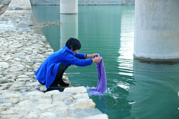 河边洗衣服妇女