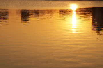 日落下的湖泊