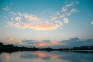 湖边夕阳