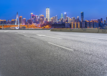 前景为沥青道路的城市建筑群