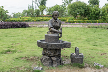 推石磨的女人雕塑