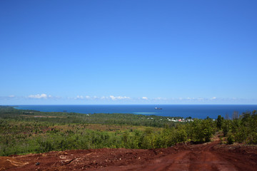 蓝天 大海 绿树 山坡