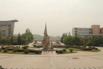 四川师范大学东校区风光雕塑