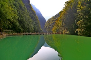 峡谷 碧水 倒影