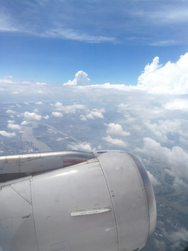 空中飞行 俯瞰城市