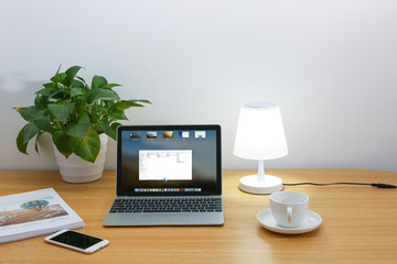 电脑桌上的台灯 咖啡杯绿植和书