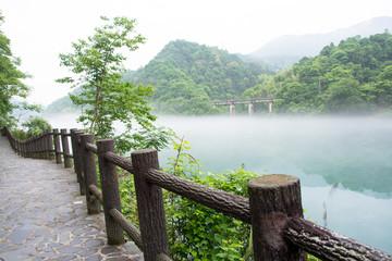 雾漫小东江