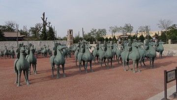 铜奔马群雕