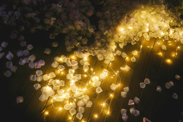 灯光满地花瓣