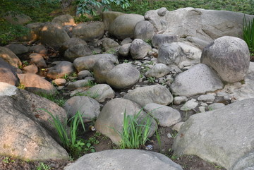 公园里的石头 溪流