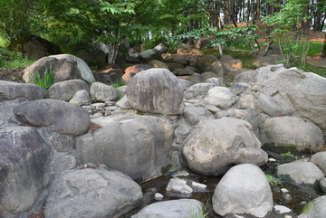 公园里的石头 溪流