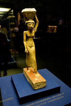 古埃及木制送贡品的人
