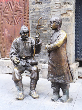 哈尔滨中华巴洛克雕塑街头卖唱