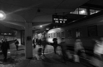 夜晚火车站台