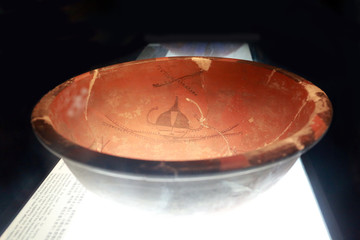 新石器时代人面鱼纹彩陶盆