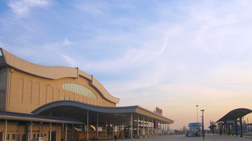 夕阳下的济南高铁站