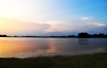 夕阳湖面