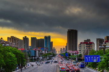 乌云密布 城市街道